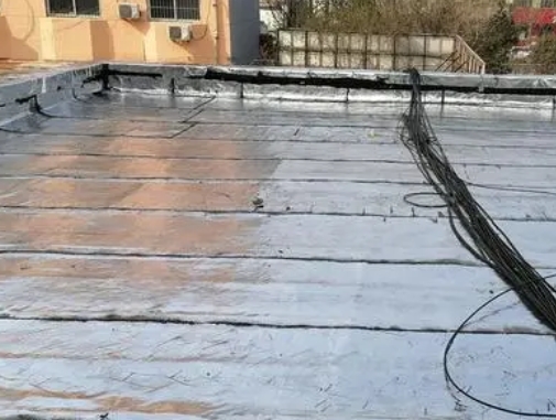六盘水卫生间漏水维修公司分享下六盘水屋面楼顶防水刚性防水层施工要点。